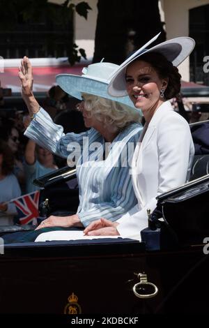 LONDON, GROSSBRITANNIEN – 02. JUNI 2022: (L-R) Camilla, Herzogin von Cornwall und Catherine, Herzogin von Cambridge reiten in einer Pferdekutsche entlang der Mall während der Trooping the Color Militärparade zu Ehren des offiziellen Geburtstages Ihrer Majestät der Königin und des Platin-Jubiläums am 02. Juni 2022 in London, England. Millionen von Menschen in Großbritannien werden an den viertägigen Feierlichkeiten anlässlich des 70.. Thronjahres der am längsten regierenden britischen Monarchin, Königin Elizabeth II., teilnehmen, wobei mehr als eine Milliarde Zuschauer erwartet werden, die Feierlichkeiten auf der ganzen Welt zu verfolgen. (Foto von Wiktor Szymanowicz/NurPh Stockfoto