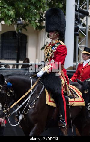 LONDON, VEREINIGTES KÖNIGREICH - 02. JUNI 2022: Prinz William, Herzog von Cambridge, reitet mit Militäruniform auf dem Pferderücken entlang der Mall während der Trooping the Color Militärparade zu Ehren des offiziellen Geburtstages Ihrer Majestät der Königin und des Platin-Jubiläums am 02. Juni 2022 in London, England. Millionen von Menschen in Großbritannien werden an den viertägigen Feierlichkeiten anlässlich des 70.. Thronjahres der am längsten regierenden britischen Monarchin, Königin Elizabeth II., teilnehmen, wobei mehr als eine Milliarde Zuschauer erwartet werden, die Feierlichkeiten auf der ganzen Welt zu verfolgen. (Foto von Wiktor Szymanowicz/NurPhoto) Stockfoto