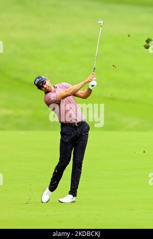 Cameron Tringale von Mission Viejo, Kalifornien, USA, trifft am Donnerstag, den 2. Juni, während der ersten Runde des Memorial Tournaments, das Workday im Muirfield Village Golf Club in Dublin, Ohio, USA, präsentiert hat, auf dem Fairway in Richtung des 1. Green 2022. (Foto von Amy Lemus/NurPhoto) Stockfoto