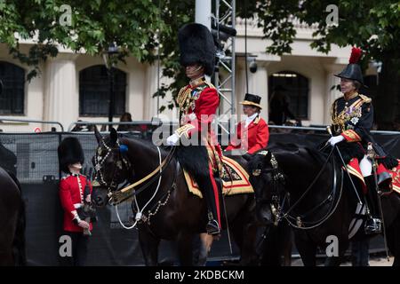 LONDON, GROSSBRITANNIEN – 02. JUNI 2022: Prinz William, Herzog von Cambridge (C) und Prinzessin Anne (R) reiten in Militäruniformen entlang der Mall während der Trooping the Color Militärparade zu Ehren des offiziellen Geburtstages Ihrer Majestät der Königin und des Platin-Jubiläums am 02. Juni 2022 in London, England. Millionen von Menschen in Großbritannien werden an den viertägigen Feierlichkeiten anlässlich des 70.. Thronjahres der am längsten regierenden britischen Monarchin, Königin Elizabeth II., teilnehmen, wobei mehr als eine Milliarde Zuschauer erwartet werden, die Feierlichkeiten auf der ganzen Welt zu verfolgen. (Foto von Wiktor Szymanowicz/nur Stockfoto