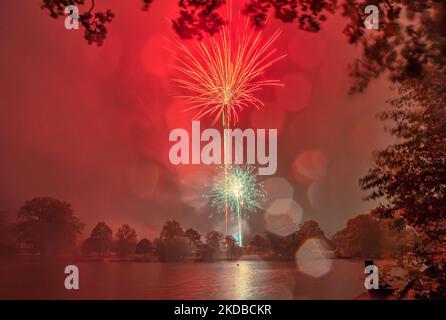 Tunbridge Wells, Kent, England. 05. November 2022. Obwohl alle anderen Feuerwerksshows aufgrund von starken Winden und fahrendem Regen abgesagt wurden, ging die Round Table Charity Feuerwerksausstellung im Dunorlan Park, Royal Tunbridge Wells bei schrecklichem Wetter voran. ©Sarah Mott / Alamy Live News. Stockfoto
