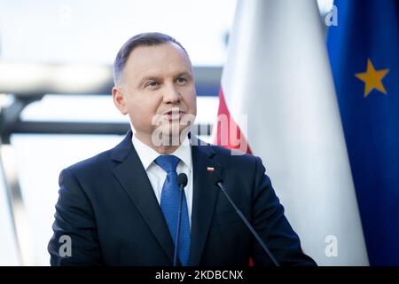 Der polnische Präsident Andrzej Duda nimmt am 2. Juni 2022 an einer gemeinsamen Pressekonferenz mit der Präsidentin der Europäischen Kommission, Ursula von der Leyen, und dem polnischen Premierminister Mateusz Morawiecki am Hauptsitz der PSE (Polish Power Grids) in Konstancin-Jeziorna, Polen Teil (Foto: Mateusz Wlodarczyk/NurPhoto) Stockfoto