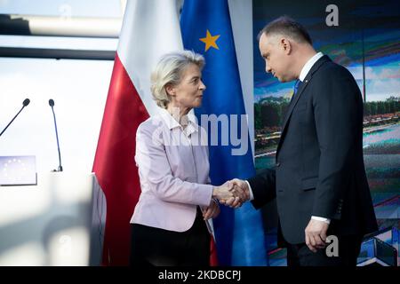 Die Präsidentin der Europäischen Kommission, Ursula von der Leyen, und der polnische Präsident Andrzej Duda, nach einer gemeinsamen Pressekonferenz am 2. Juni 2022 in der PSE-Zentrale (Polish Power Grids) in Konstancin-Jeziorna, Polen (Foto: Mateusz Wlodarczyk/NurPhoto) Stockfoto