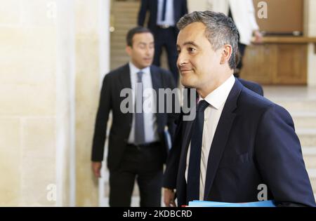 FRANKREICH – PARIS – POLITIK – SPORT – UNORDNUNG – STADE DE FRANCE - Frankreichs Innenminister Gerald Darmanin kommt vor seiner Anhörung vor dem Gesetzausschuss des französischen Senats über die Unordnung und das Tränengas, die die Polizei vor dem Stade de France-Stadion vor dem Spiel mit Tausenden von Menschen abgeschossen hat Liverpool-Fans beim Champions-League-Finale REAL MADRID und LIVERPOOL - 1. Juni 2022, Paris (Foto: Daniel Pier/NurPhoto) Stockfoto