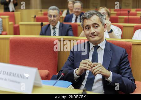 FRANKREICH – PARIS – POLITIK – SPORT – UNORDNUNG – STADE DE FRANCE - Frankreichs Innenminister Gerald Darmanin nimmt an seiner Anhörung vor dem Gesetzausschuss des französischen Senats über die Unordnung und das Tränengas Teil, die die Polizei vor dem Stade de France-Stadion vor dem Spiel mit Tausenden von Menschen abgeschossen hat Liverpool-Fans beim Champions-League-Finale REAL MADRID und LIVERPOOL - 1. Juni 2022, Paris (Foto: Daniel Pier/NurPhoto) Stockfoto