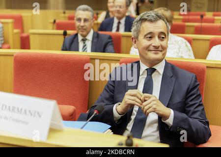 FRANKREICH – PARIS – POLITIK – SPORT – UNORDNUNG – STADE DE FRANCE - Frankreichs Innenminister Gerald Darmanin nimmt an seiner Anhörung vor dem Gesetzausschuss des französischen Senats über die Unordnung und das Tränengas Teil, die die Polizei vor dem Stade de France-Stadion vor dem Spiel mit Tausenden von Menschen abgeschossen hat Liverpool-Fans beim Champions-League-Finale REAL MADRID und LIVERPOOL - 1. Juni 2022, Paris (Foto: Daniel Pier/NurPhoto) Stockfoto