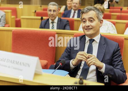 FRANKREICH – PARIS – POLITIK – SPORT – UNORDNUNG – STADE DE FRANCE - Frankreichs Innenminister Gerald Darmanin nimmt an seiner Anhörung vor dem Gesetzausschuss des französischen Senats über die Unordnung und das Tränengas Teil, die die Polizei vor dem Stade de France-Stadion vor dem Spiel mit Tausenden von Menschen abgeschossen hat Liverpool-Fans beim Champions-League-Finale REAL MADRID und LIVERPOOL - 1. Juni 2022, Paris (Foto: Daniel Pier/NurPhoto) Stockfoto