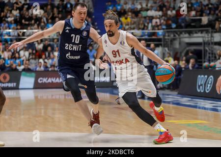 Vitaliy Fridzon von Zenit und Alexey Shved (R) von CSKA Moskau in Aktion während des sechsten Basketballspiels der VTB United League in der Final Series zwischen Zenit St. Petersburg und CSKA Moskau am 6. Juni 2022 in der Sibur Arena in Sankt Petersburg, Russland. (Foto von Mike Kireev/NurPhoto) Stockfoto