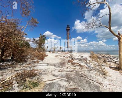 Sanibel Island, FL, USA--10/06/2022--der Leuchtturm von Sanibel Island ist von Schäden und Trümmern des Turms Ian umgeben. Jocelyn Augustino/FEMA Stockfoto