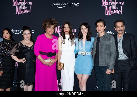 (L-R) Kevin Pollak, Stephanie Hsu, Alex Borstein, Caroline Aaron, Marin Hinkle, Rachel Brosnahan, Michael Zegen und Tony Shalhoub nehmen am 02. Juni 2022 in New York City an der FYC-Vorführung von „The Marvelous Mrs. Maisel“ in den Steiner Studios Teil. (Foto von John Nacion/NurPhoto) Stockfoto