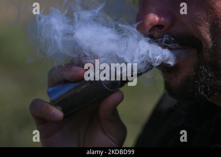 Ein Mann raucht eine elektronische Zigarette. Am Donnerstag, den 02. Juni 2022, in Krakau, Polen. (Foto von Artur Widak/NurPhoto) Stockfoto