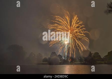 Tunbridge Wells, Kent, England. 05. November 2022. Obwohl alle anderen Feuerwerksshows aufgrund von starken Winden und fahrendem Regen abgesagt wurden, ging die Round Table Charity Feuerwerksausstellung im Dunorlan Park, Royal Tunbridge Wells bei schrecklichem Wetter voran. ©Sarah Mott / Alamy Live News. Stockfoto