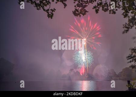 Tunbridge Wells, Kent, England. 05. November 2022. Obwohl alle anderen Feuerwerksshows aufgrund von starken Winden und fahrendem Regen abgesagt wurden, ging die Round Table Charity Feuerwerksausstellung im Dunorlan Park, Royal Tunbridge Wells bei schrecklichem Wetter voran. ©Sarah Mott / Alamy Live News. Stockfoto