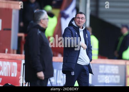 5.. November, Maryhill, Glasgow, Schottland; Fußball der schottischen Meisterschaft, Partick Thistle gegen Dundee; Dundee-Manager Gary Bowyer lacht während des Spiels Stockfoto