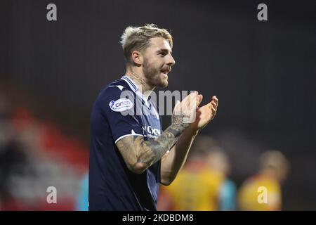 5.. November, Maryhill, Glasgow, Schottland; Fußball der schottischen Meisterschaft, Partick Thistle gegen Dundee; Tyler French von Dundee applaudiert den Fans am Ende des Spiels Stockfoto