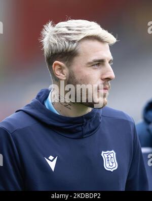 5.. November, Maryhill, Glasgow, Schottland; Fußball der schottischen Meisterschaft, Partick Thistle gegen Dundee; Tyler French von Dundee inspiziert das Spielfeld vor dem Spiel Stockfoto