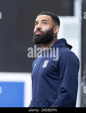 5.. November, Maryhill, Glasgow, Schottland; Fußball der schottischen Meisterschaft, Partick Thistle gegen Dundee; Alex Jakubiak von Dundee inspiziert das Spielfeld vor dem Spiel Stockfoto