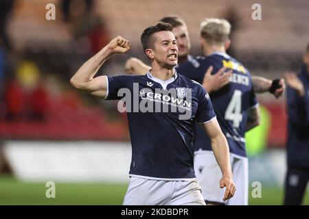 5.. November, Maryhill, Glasgow, Schottland; Fußball der schottischen Meisterschaft, Partick Thistle gegen Dundee; Cammy Kerr von Dundee feiert am Ende des Spiels Stockfoto