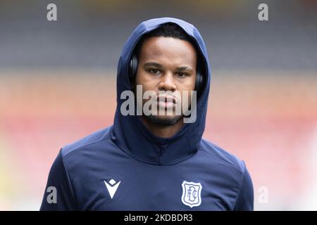 5.. November, Maryhill, Glasgow, Schottland; Fußball der schottischen Meisterschaft, Partick Thistle gegen Dundee; Derick Osei von Dundee inspiziert das Spielfeld vor dem Spiel Stockfoto