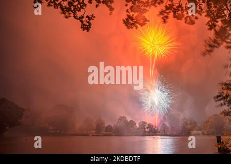 Tunbridge Wells, Kent, England. 05. November 2022. Obwohl alle anderen Feuerwerksshows aufgrund von starken Winden und fahrendem Regen abgesagt wurden, ging die Round Table Charity Feuerwerksausstellung im Dunorlan Park, Royal Tunbridge Wells bei schrecklichem Wetter voran. ©Sarah Mott / Alamy Live News. Stockfoto