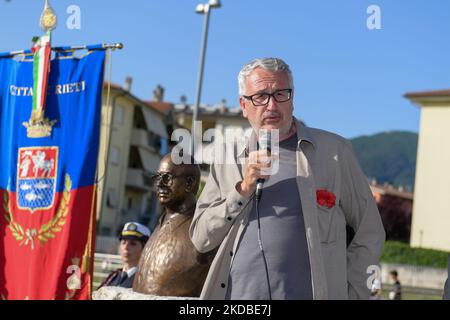 Auf dem gleichnamigen Platz wurde heute in Rieti eine Büste eingeweiht, die Bettino Craxi gewidmet ist. Die Einweihung fand im Beisein von Craxis Sohn Bobo, Donato Robilotta (Socialisti Riformisti) und dem Bürgermeister von Rieti Antonio Cicchetti statt. Die Büste wurde von der Craxi-Stiftung gestiftet und vom Bildhauer Mario Moretto geschaffen. Der Sohn von Bettino Craxi, Bobo Craxi in Rieti, Italien, am 2. Juni 2022. (Foto von Riccardo Fabi/NurPhoto) Stockfoto