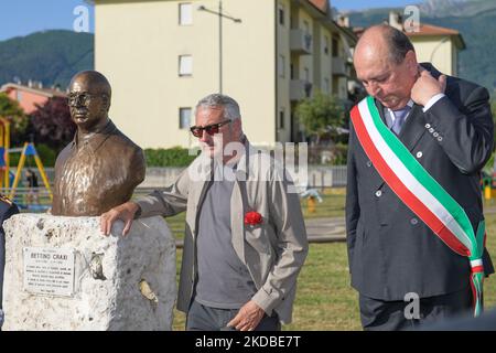 Auf dem gleichnamigen Platz wurde heute in Rieti eine Büste eingeweiht, die Bettino Craxi gewidmet ist. Die Einweihung fand im Beisein von Craxis Sohn Bobo, Donato Robilotta (Socialisti Riformisti) und dem Bürgermeister von Rieti Antonio Cicchetti statt. Die Büste wurde von der Craxi-Stiftung gestiftet und vom Bildhauer Mario Moretto geschaffen. Der Sohn von Bettino Craxi, Bobo Craxi in Rieti, Italien, am 2. Juni 2022. (Foto von Riccardo Fabi/NurPhoto) Stockfoto