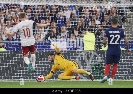 Hugo Lloris (Tottenham Hotspur) aus Frankreich rettet während der UEFA Nations League Ein Gruppe-1-Spiel zwischen Frankreich und Dänemark am 3. Juni 2022 im Stade de France in Paris, Frankreich. (Foto von Jose Breton/Pics Action/NurPhoto) Stockfoto