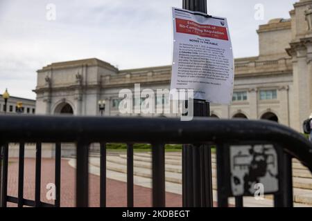 Am 3. Juni 2022 wurde am Columbus Circle an der Union Station in Washington, D.C. eine Meldung zur Durchsetzung des Status „ohne Campingplatz“ angezeigt, nachdem der National Park Service Anfang der Woche ein seit langem obdachloses Lager geräumt hatte. (Foto von Bryan Olin Dozier/NurPhoto) Stockfoto