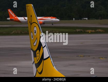 Buzz-Logo auf einem Buzz- und easyJet-Flugzeug, gesehen am internationalen Flughafen Krakau-Balice von John Paul II. Der Flughafen wird immer geschäftiger. Im Mai hat der Flughafen Kraków über 681.000 Passagiere abgefertigt, was nur 9 % weniger ist als im Rekordwert vom Mai 2019. Am Freitag, den 03. Juni 2022, auf dem Internationalen Flughafen Krakau-Balice, Krakau, Polen. (Foto von Artur Widak/NurPhoto) Stockfoto