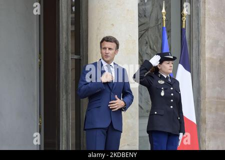 Frankreichs Präsident Emmanuel Macron wartet auf die Ankunft der Präsidentin der Europäischen Kommission Ursula von der Leyen zu ihrem Arbeitsessen im Elysee-Palast - 3. Juni 2022, Paris (Foto: Daniel Pier/NurPhoto) Stockfoto