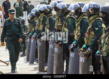 Soldaten der srilankischen Armee bewachen die Straße zum Haupteingang des offiziellen Wohnsitzes von Präsident Gotabaya Rajapaksa in Colombo, Sri Lanka. 04. Juni 2022. (Foto von Tharaka Basnayaka/NurPhoto) Stockfoto