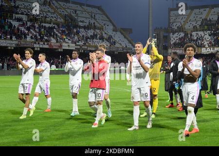 Salerno, Italien. 05. Nov, 2022. Die kremonesischen Spieler danken ihren Fans während des Serie-A-Spiels zwischen US Salernitana 1919 V US Cremonese im Arechi-Stadion Credit: Independent Photo Agency/Alamy Live News Stockfoto