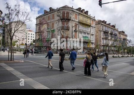 In der Nähe des Viertels Saldanha kann man Menschen beim Spazierengehen beobachten. Lissabon, Den 03. Juni 2022. Portugal hat bereits den Höhepunkt dieser COVID-19-Pandemiewelle überschritten, aber die epidemiologische Situation in der Altersgruppe der über 80-Jährigen hält das Land auf einem Mortalitätsniveau weit über den definierten Schwellenwerten. (Foto von Jorge Mantilla/NurPhoto) Stockfoto