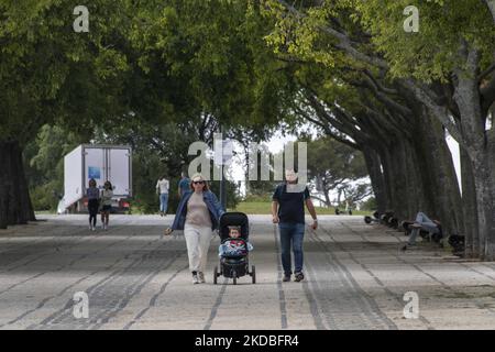 In der Nähe der Gärten Eduardo VII kann man Menschen beim Spazierengehen beobachten. Lissabon, Den 03. Juni 2022. Portugal hat bereits den Höhepunkt dieser COVID-19-Pandemiewelle überschritten, aber die epidemiologische Situation in der Altersgruppe der über 80-Jährigen hält das Land auf einem Mortalitätsniveau weit über den definierten Schwellenwerten. (Foto von Jorge Mantilla/NurPhoto) Stockfoto