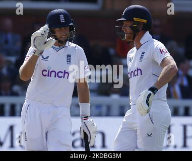 L-R Joe Root (Yorkshire) des alten Kapitäns Englands und Ben Stokes (Durham) des neuen Kapitäns Englands während DER VERSICHERUNGSTESTSERIE 1. Test, Tag 3, (Tag 3 von 5) zwischen England und Neuseeland am Lord's Cricket Ground, London am 04.. Juni 2022 (Foto by Action Foto Sport/NurPhoto) Stockfoto