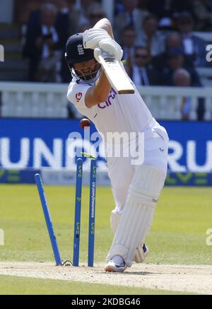 Der Engländer Jonny Bairstow (Yorkshire) wird von Kyle Jamieson aus Neuseeland während DER VERSICHERUNGSTESTSERIE 1. Test, Tag 3,(Tag 3 von 5) zwischen England und Neuseeland am Lord's Cricket Ground, London, am 04.. Juni , 2022 (Foto by Action Foto Sport/NurPhoto) Stockfoto