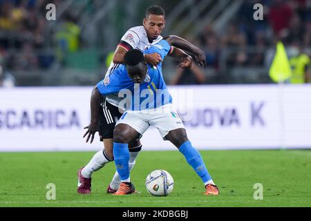 Thilo Kehrer aus Deutschland und Degnand Wilfried Gnonto aus Italien treten beim Spiel der UEFA Nations League zwischen Italien und Deutschland am 4. Juni 2022 im Stadio Renato Dall'Ara in Bologna, Italien, um den Ball an. (Foto von Giuseppe Maffia/NurPhoto) Stockfoto