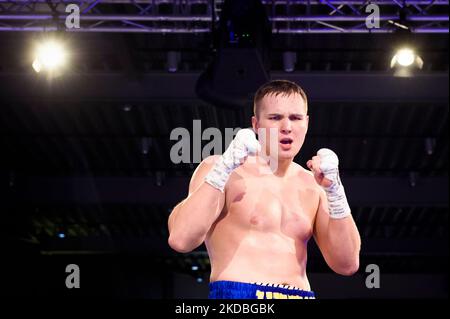 Hamburg, Deutschland. 05.. November 2022. Boxen, Profis, Schwergewicht im Porsche Center Hamburg. Boxer Viktor Jurk steht nach seinem ersten K.O.-Sieg über T. Kurt im Ring. Quelle: Gregor Fischer/dpa/Alamy Live News Stockfoto