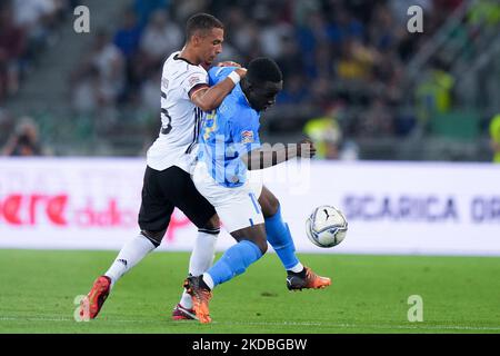 Thilo Kehrer aus Deutschland und Degnand Wilfried Gnonto aus Italien treten beim Spiel der UEFA Nations League zwischen Italien und Deutschland am 4. Juni 2022 im Stadio Renato Dall'Ara in Bologna, Italien, um den Ball an. (Foto von Giuseppe Maffia/NurPhoto) Stockfoto