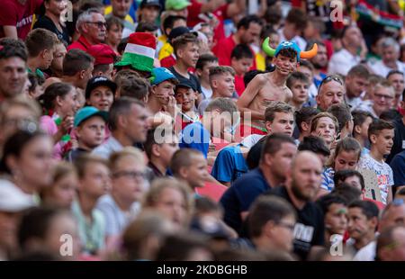 Jubelnde Kinder während des Spiels der UEFA Nations League A3 in Puskás Aréna am 04. Juni 2022 in Budapest, Ungarn. (Foto von Robert Szaniszló/NurPhoto) Stockfoto