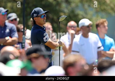 Rickie Fowler aus den USA schlägt am 3. Juni 2022 in der zweiten Runde des Memorial Tournaments, das Workday im Muirfield Village Golf Club in Dublin, Ohio, USA, präsentiert hat, auf dem 11. Abschlag ab. (Foto von Jorge Lemus/NurPhoto) Stockfoto