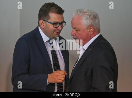 (L-R) Lukasz Kmita, der Voivode von Ma?opolska und Jacek Osuch, Staatssekretär im Ministerium für Kultur und nationales Erbe, vor der Pressekonferenz des Premierministers Mateusz Morawiecki im Neuen Krankenhaus in Olkusz gesehen. Am Samstag, den 04. Juni 2022, fand in Olkusz, Woiwodschaft Kleinpolen, Polen. (Foto von Artur Widak/NurPhoto) Stockfoto