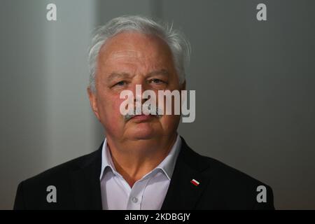 Jacek Osuch, Staatssekretär im Ministerium für Kultur und nationales Erbe, bei einer Pressekonferenz im neuen Krankenhaus in Olkusz. Mit Geld aus dem COVID-19 CounterMeasures Fund erhielt das Krankenhaus in Olkusz einen neuen Typ-C-Krankenwagen mit Ausrüstung und der Aufzug im Krankenhaus wurde ausgetauscht. Am Samstag, den 04. Juni 2022, fand in Olkusz, Woiwodschaft Kleinpolen, Polen. (Foto von Artur Widak/NurPhoto) Stockfoto