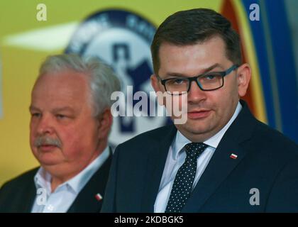 (R-L) Lukasz Kmita, der Voivode von Ma?opolska und Jacek Osuch, Staatssekretär im Ministerium für Kultur und nationales Erbe, vor der Pressekonferenz des Premierministers Mateusz Morawiecki im Neuen Krankenhaus in Olkusz gesehen. Am Samstag, den 04. Juni 2022, fand in Olkusz, Woiwodschaft Kleinpolen, Polen. (Foto von Artur Widak/NurPhoto) Stockfoto