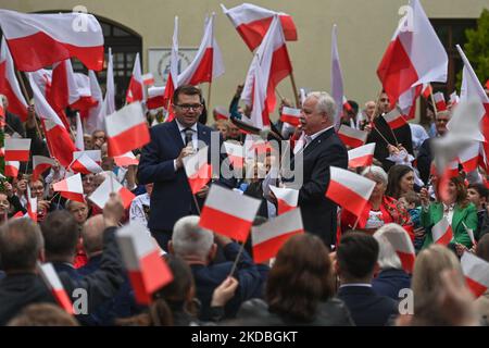 (L-R) Lukasz Kmita, der Voivode von Ma?opolska und Jacek Osuch, Staatssekretär im Ministerium für Kultur und nationales Erbe, stellen den Einwohnern von Olkusz den polnischen Ministerpräsidenten Mateusz Morawiecki vor. Mateusz Morawiecki hat sich auf den Weg gemacht, um die Polen zu treffen. Der erste Halt des polnischen Regierungsoberhauptes war Olkusz bei Krakau, wo er, nachdem er einen modernen Krankenwagen an ein örtliches Krankenhaus übergeben hatte, die Einwohner der Stadt traf. Am Samstag, den 04. Juni 2022, fand in Olkusz, Woiwodschaft Kleinpolen, Polen. (Foto von Artur Widak/NurPhoto) Stockfoto