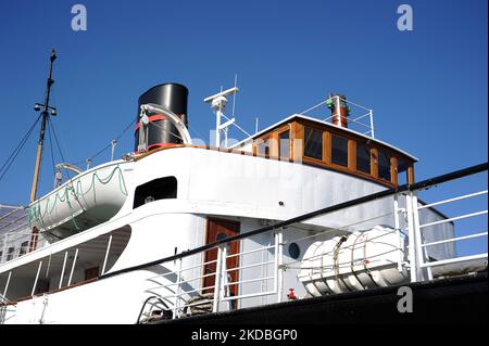 „Rogaland“ vor „Adventure of the Seas“ in Stavanger. Stockfoto