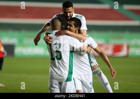 Algerische Spieler feiern, nachdem sie während des Afrika Cup of Nations-Qualifikationsspiels 2023 zwischen Algerien und Uganda im Stadion am 5. Juli 1962 in Algier, Algerien, am 4. Juni 2022, einen Treffer erzielt haben. (Foto nach APP/NurPhoto) Stockfoto