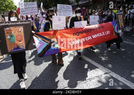 Thailändische Mitglieder der LGBT-Gemeinschaft halten ein Transparent, nehmen an der Parade zum Pride Day 2022 in Bangkok, Thailand, am 05. Juni 2022 Teil. (Foto von Anusak Laowias/NurPhoto) Stockfoto