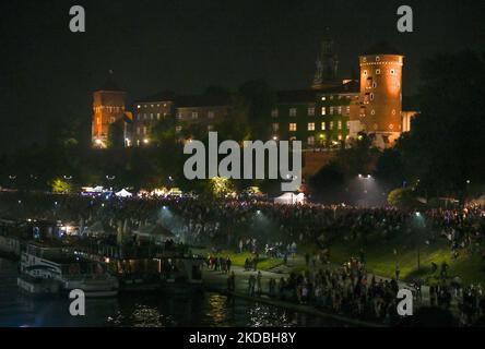 Tausende von Zuschauern versammelten sich am Samstagabend um die Weichselboulevards, um die jährliche große Drachenparade 21. auf der Weichsel in Krakau zu beobachten. Am Samstag, den 04. Juni 2022, in Krakau, Polen. (Foto von Artur Widak/NurPhoto) Stockfoto