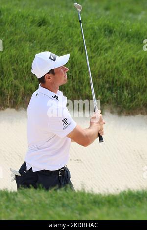 Viktor Hovland aus Oslo, Norwegen, folgt seinem Schuss vom Bunker auf das Grün 17. während der Finalrunde des Memorial Tournaments, präsentiert von Workday im Muirfield Village Golf Club in Dublin, Ohio, USA, am Sonntag, den 5. Juni, 2022. (Foto von Amy Lemus/NurPhoto) Stockfoto